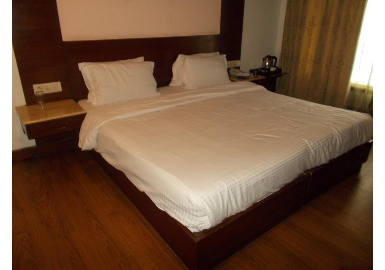 The Imperial Square Hotel Мусори Екстериор снимка