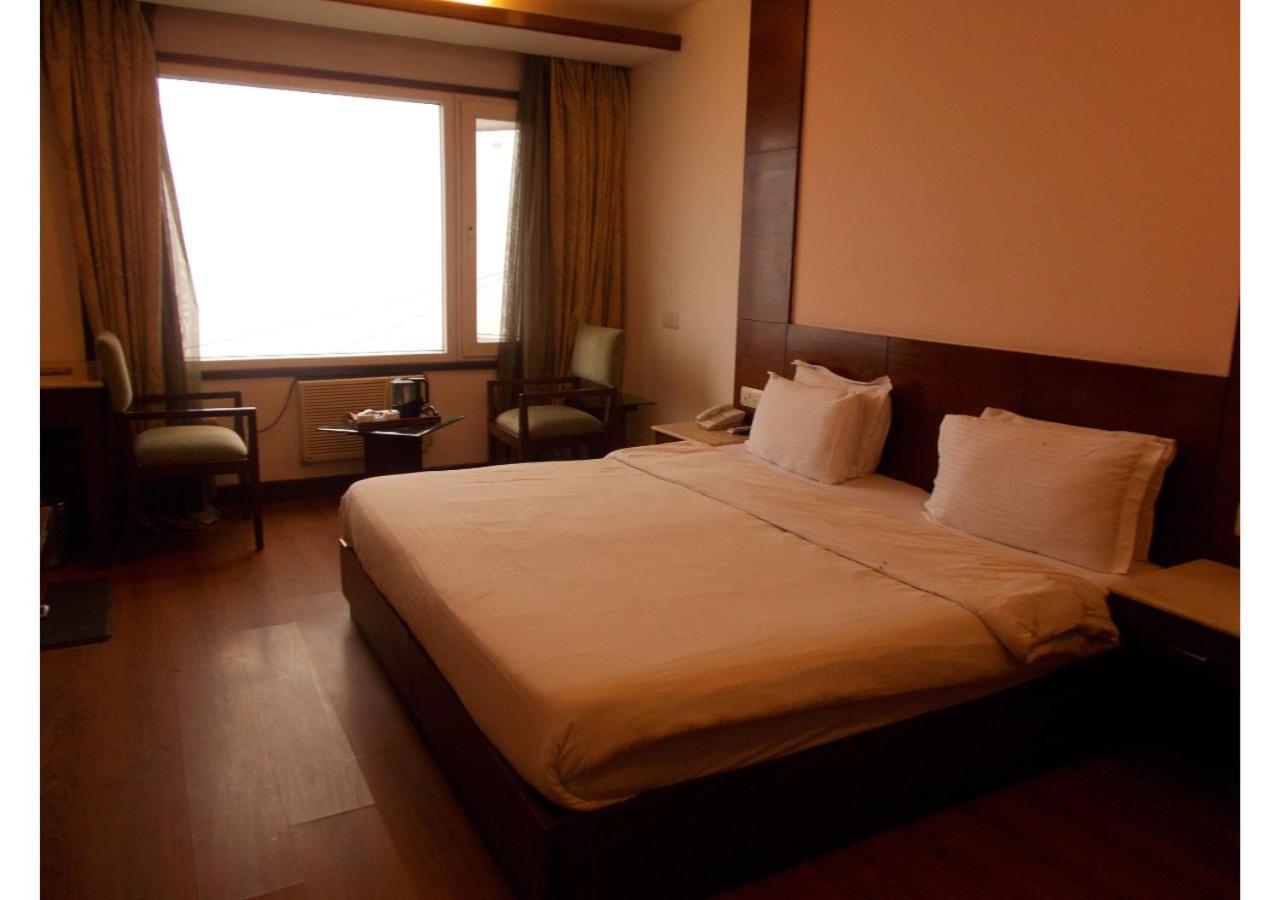 The Imperial Square Hotel Мусори Екстериор снимка