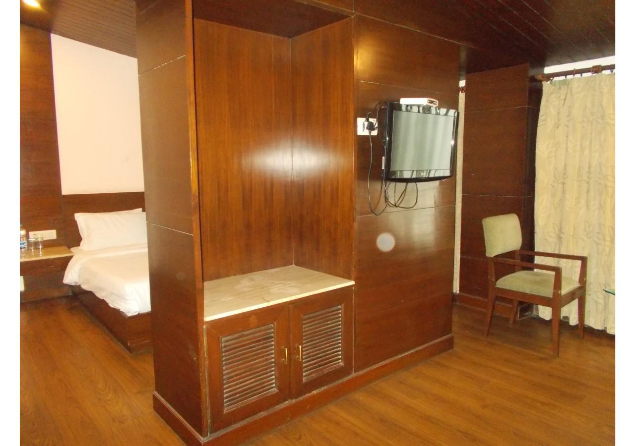 The Imperial Square Hotel Мусори Екстериор снимка