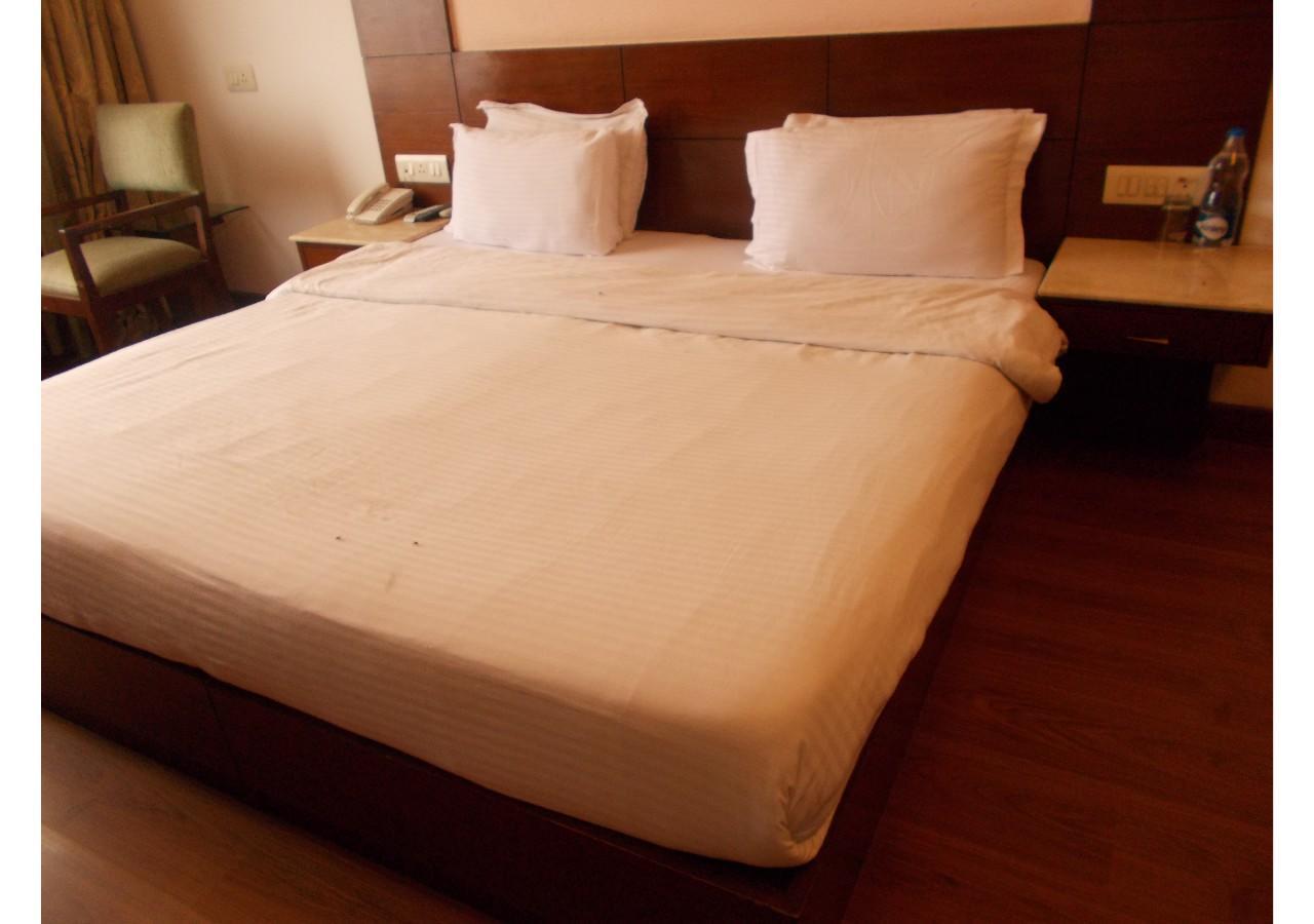 The Imperial Square Hotel Мусори Екстериор снимка