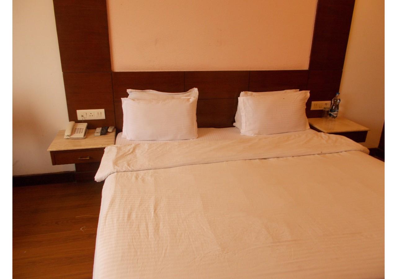 The Imperial Square Hotel Мусори Екстериор снимка