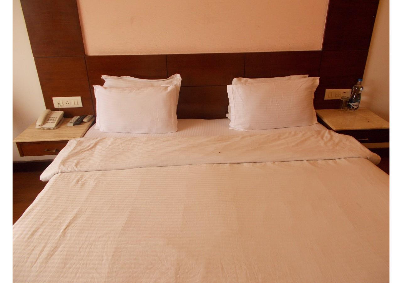 The Imperial Square Hotel Мусори Екстериор снимка