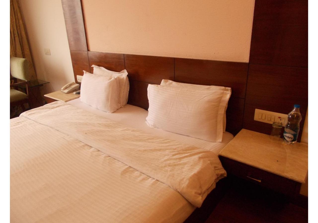 The Imperial Square Hotel Мусори Екстериор снимка